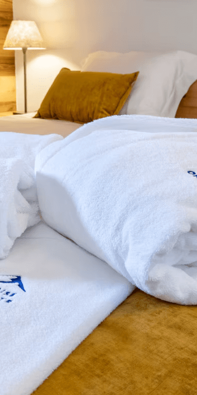 0ddd4f_028fb7ecc28a4c81ae70b17857a9ed77~mv2 emroidered towels and dressing gowns