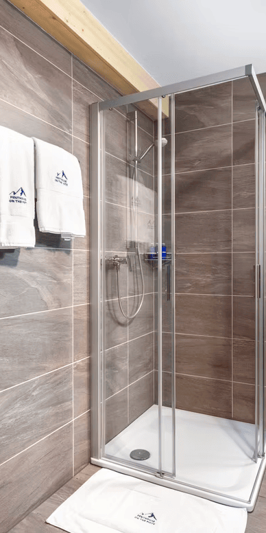 0ddd4f_7a969b8e1e20477bbda47ab27d506eb0mv2 shower room